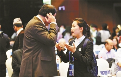 盛会大美亚细亚，岗位服务志愿情——记图文设计制作中的奉献之光